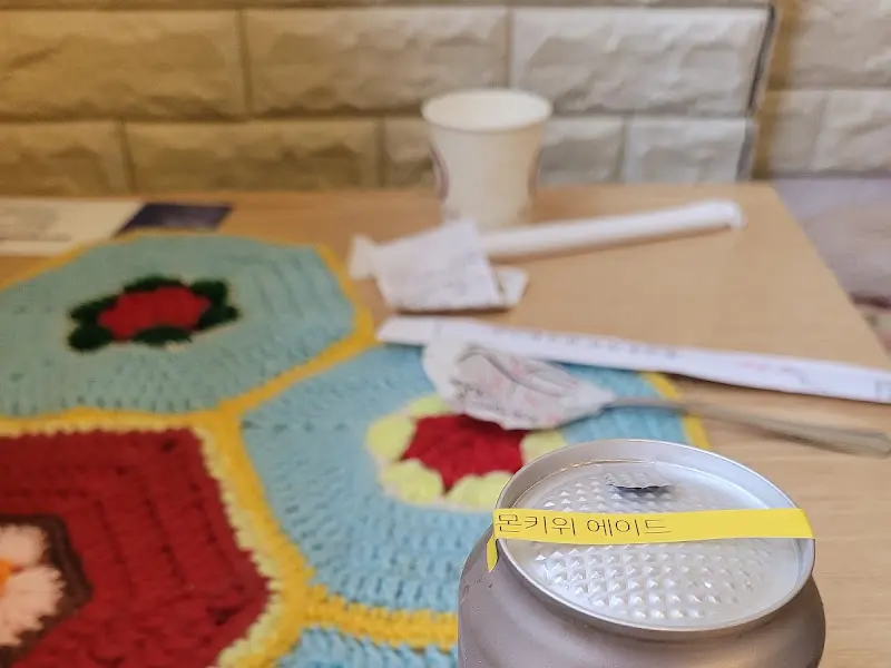 테이블 위에 놓인 음료