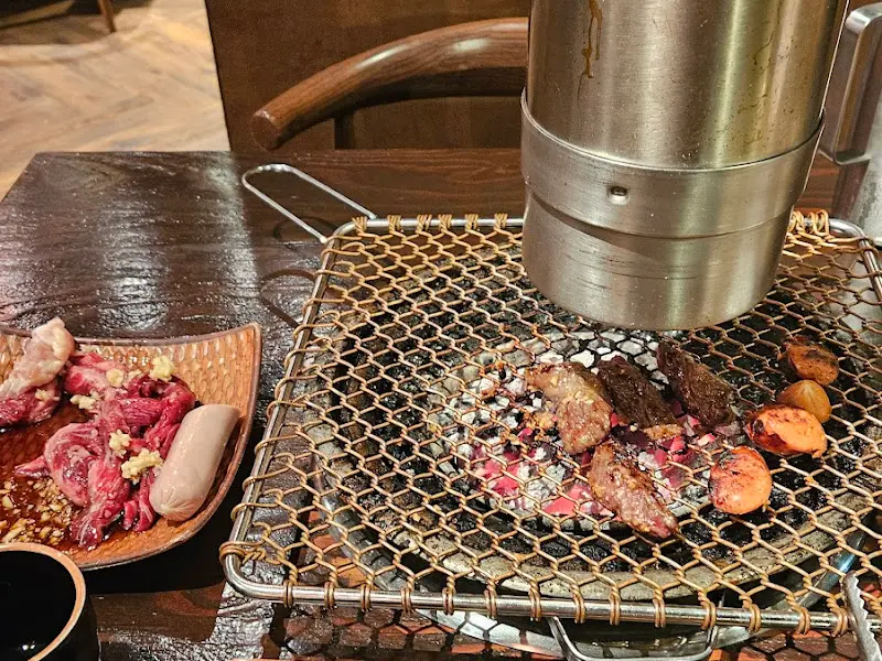 숯불 위에서 익어가는 양념갈비