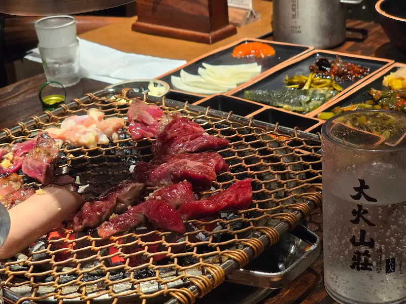 숯불 위에서 구워지는 소고기