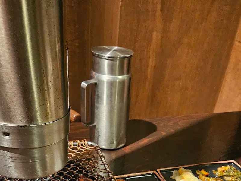 테이블에 놓인 숯불 장치