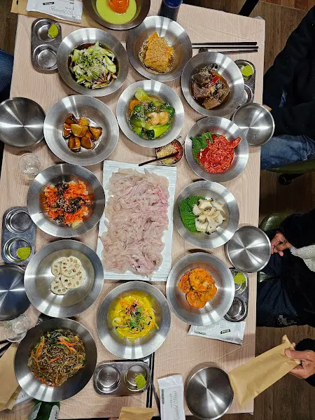 테이블 위에 가득 차려진 음식 사진