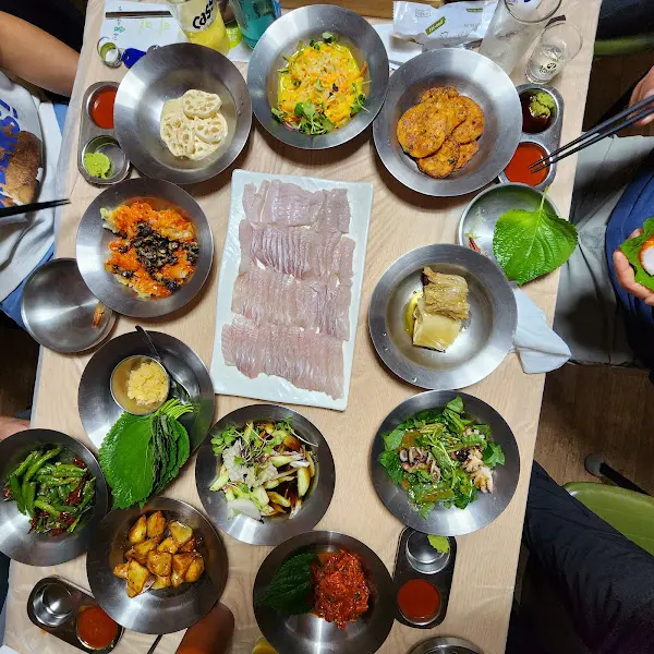 다양한 반찬과 메인 메뉴가 함께 있는 사진