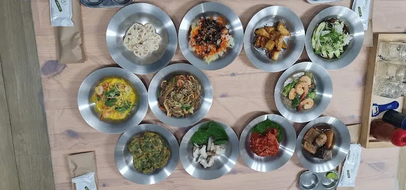 정갈하게 담긴 음식들의 모습