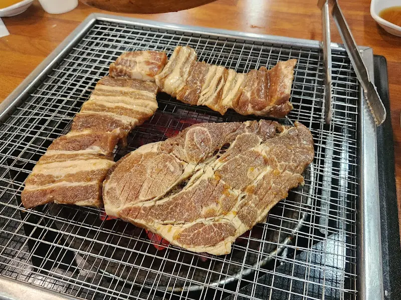 잘 구워진 돼지갈비