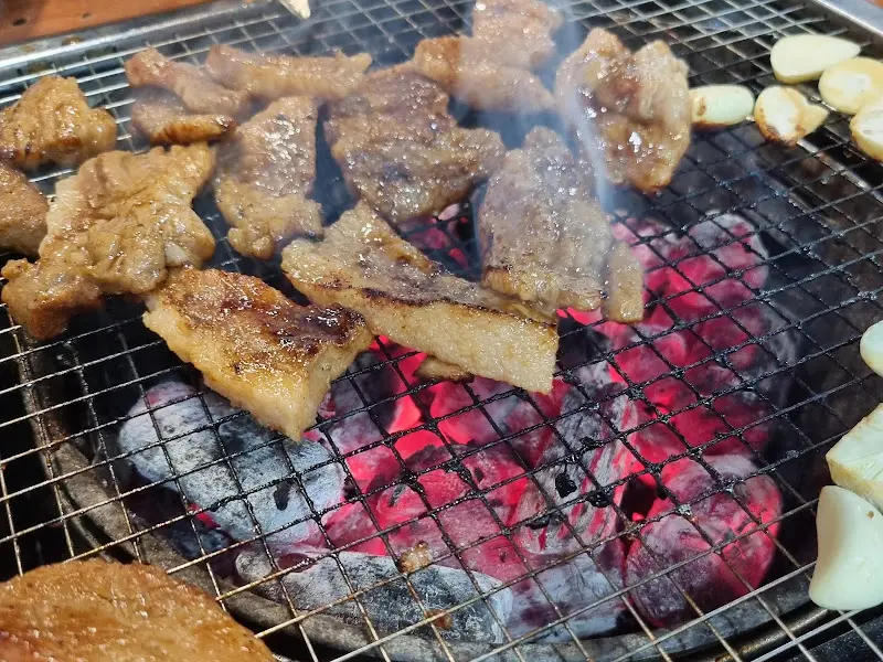 숯불 위에서 익어가는 돼지갈비