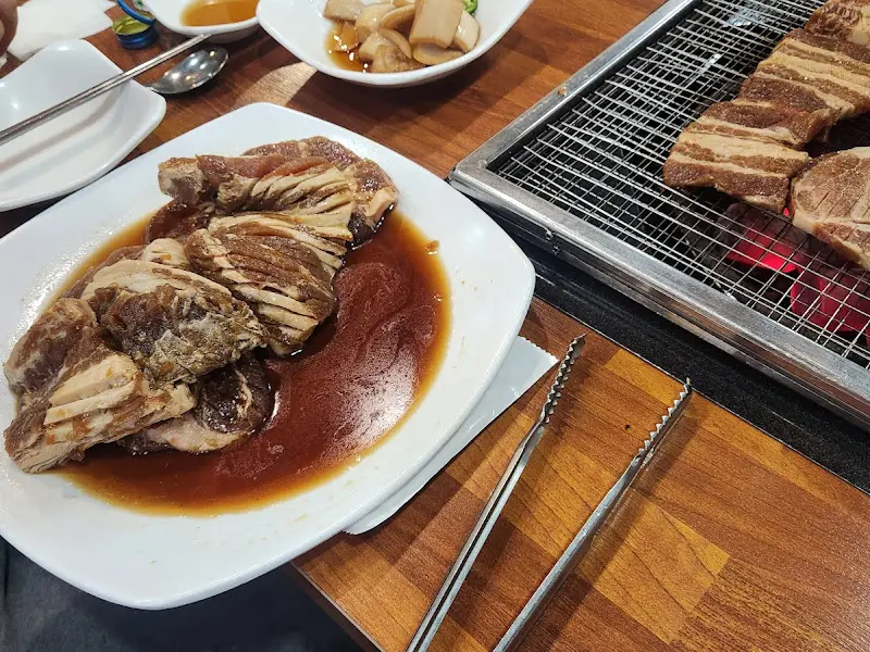 돼지갈비와 밀면 한상차림