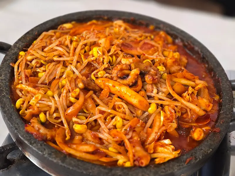 푸짐한 낙지볶음