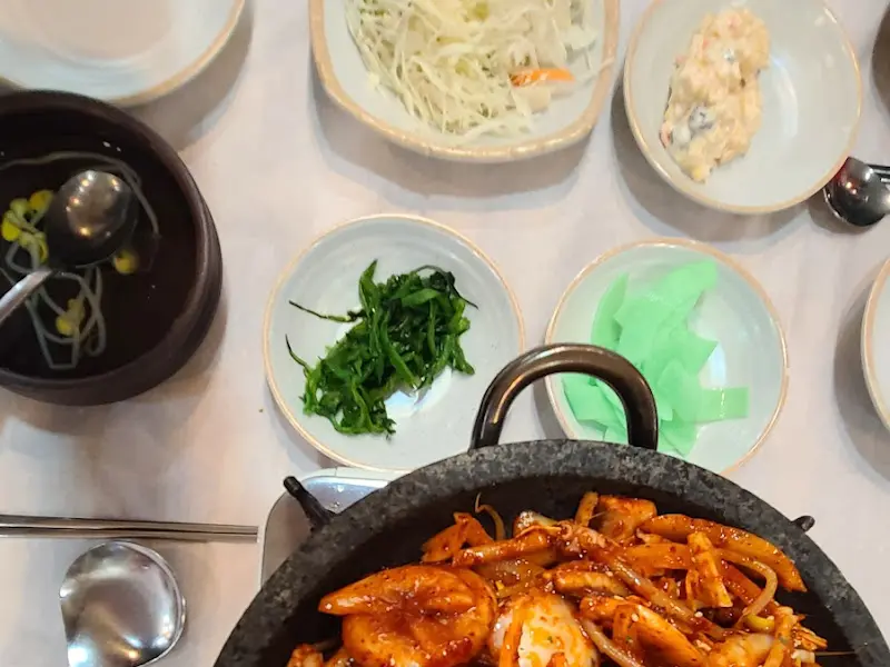 밑반찬과 낙지볶음