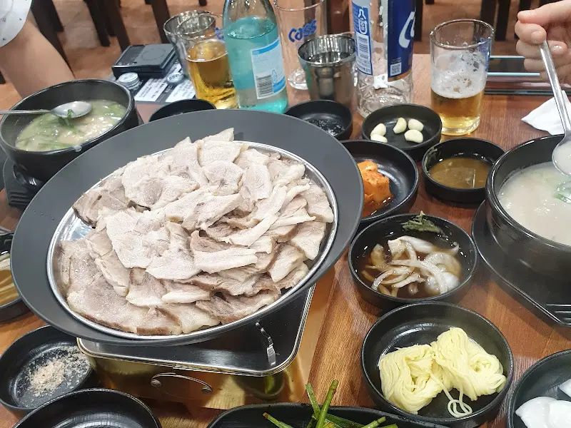 다양한 반찬들이 담긴 접시들