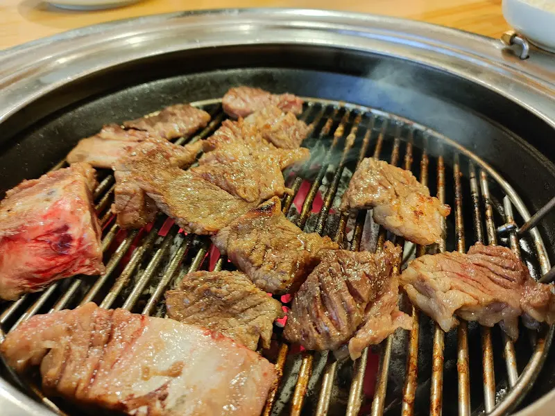 숯불 위에 구워지는 돼지갈비