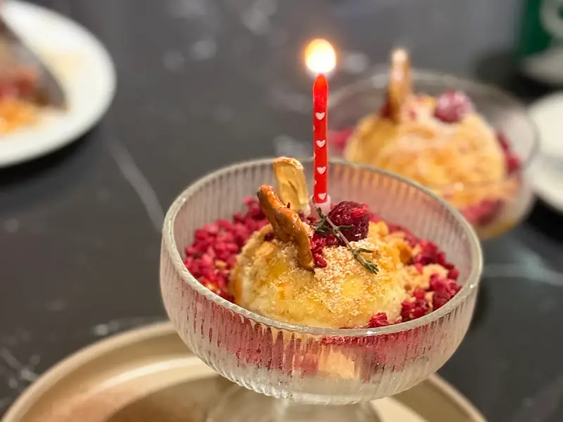 라즈베리가 곁들여진 아이스크림 디저트