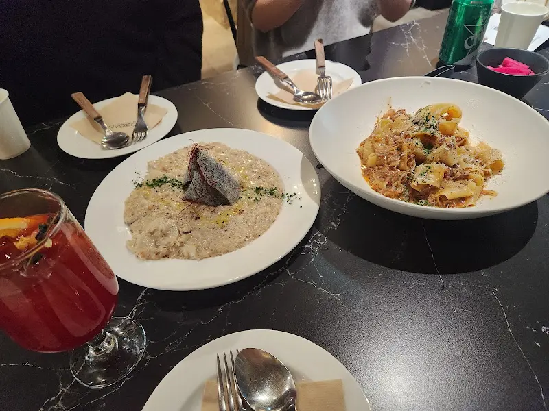 식사를 마친 테이블 위, 스테이크와 파스타, 칵테일