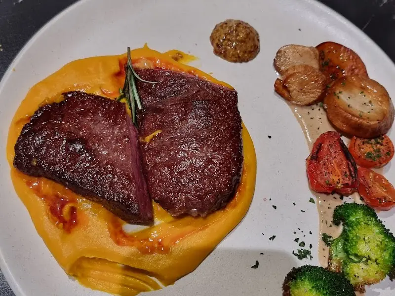 두툼하게 썰린 스테이크 단면