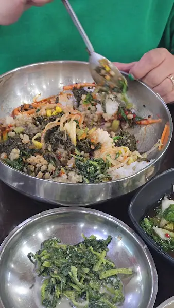 들밥에서 비빔밥을 만들어 먹는 모습