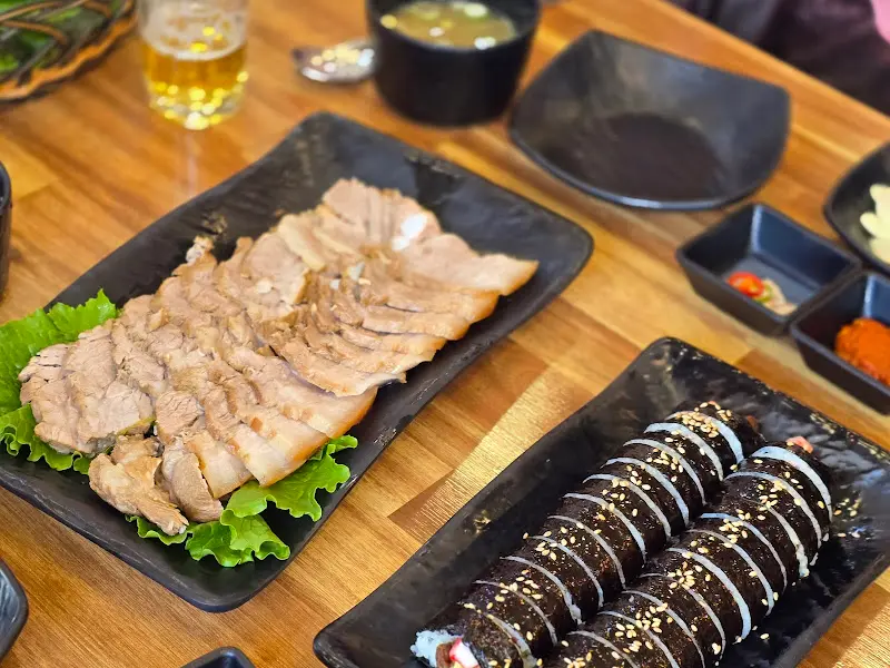 미소본가 스마일칼국수의 수육과 김밥