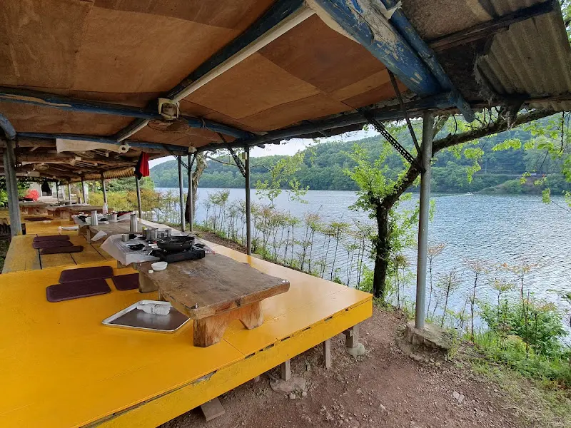 호숫가 야외 테이블
