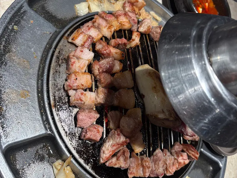 불판 위에서 익어가는 뼈 목살