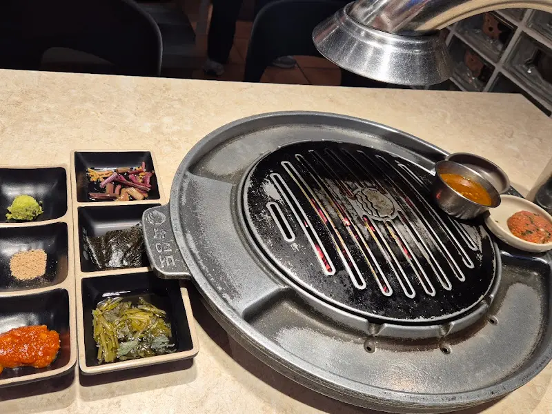 불판과 곁들임 메뉴