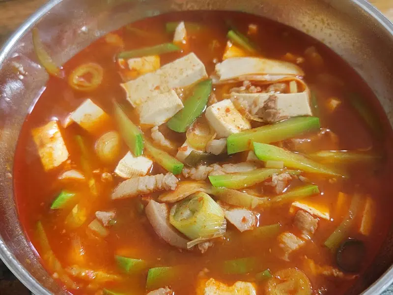 애호박과 두부가 듬뿍 들어간 찌개