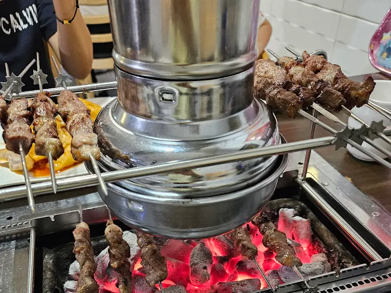 자동으로 돌아가는 양꼬치 구이 기계