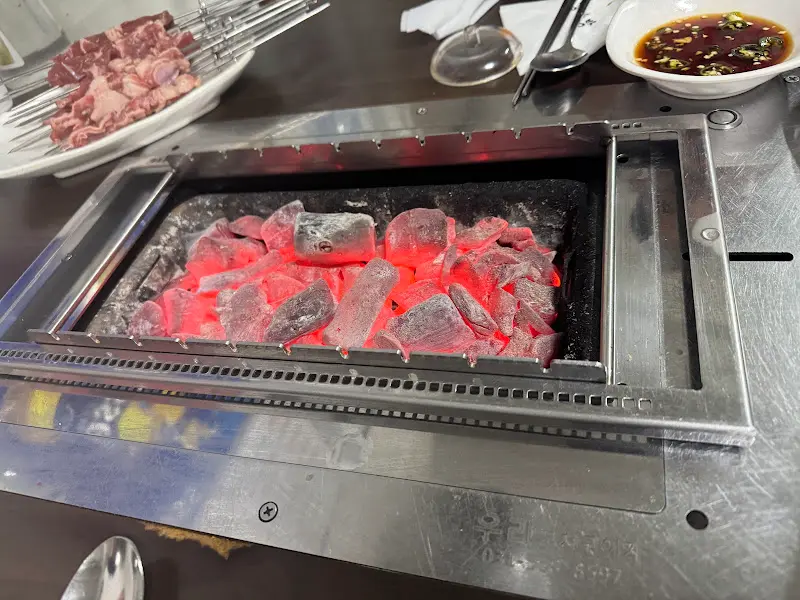 붉게 타오르는 숯불