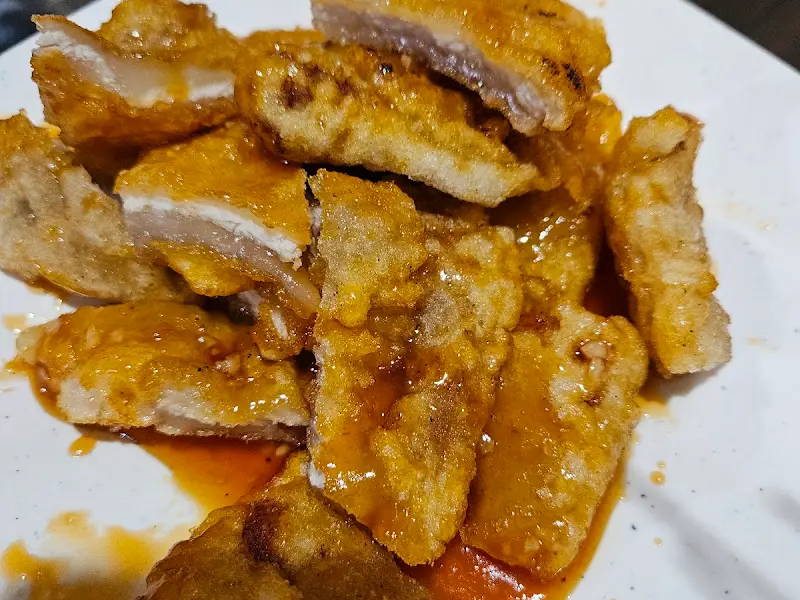 달콤한 소스가 듬뿍 뿌려진 꿔바로우