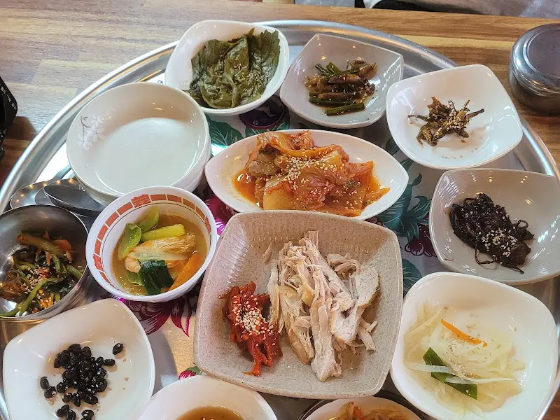 쟁반 한 상 가득 차려진 반찬들
