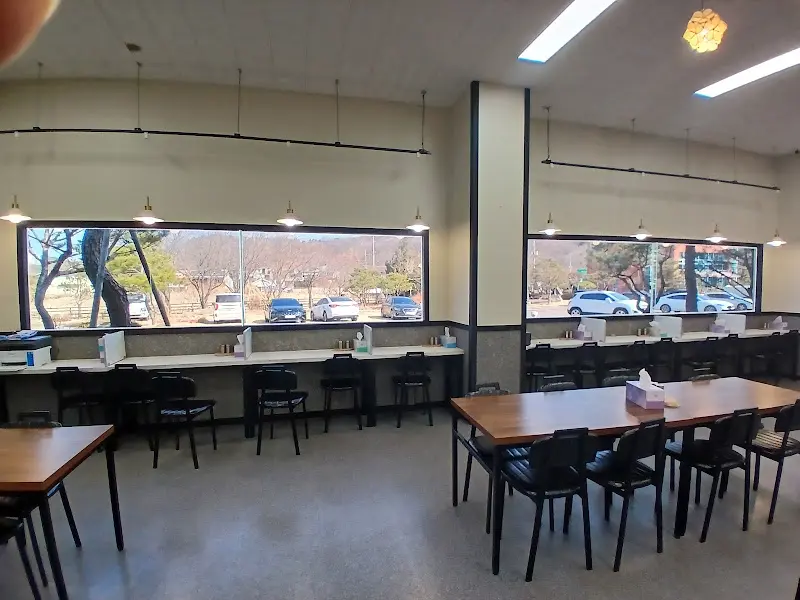 넓은 창가 좌석