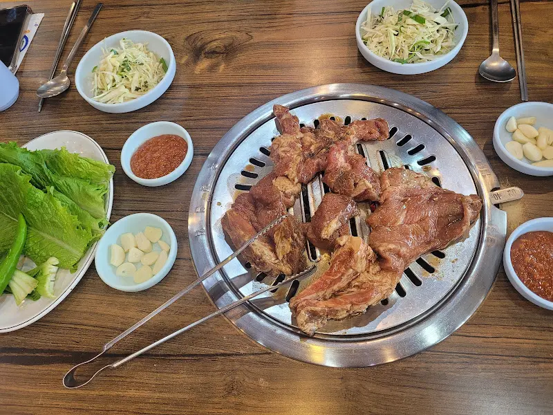 숯불 위에 구워지는 돼지갈비