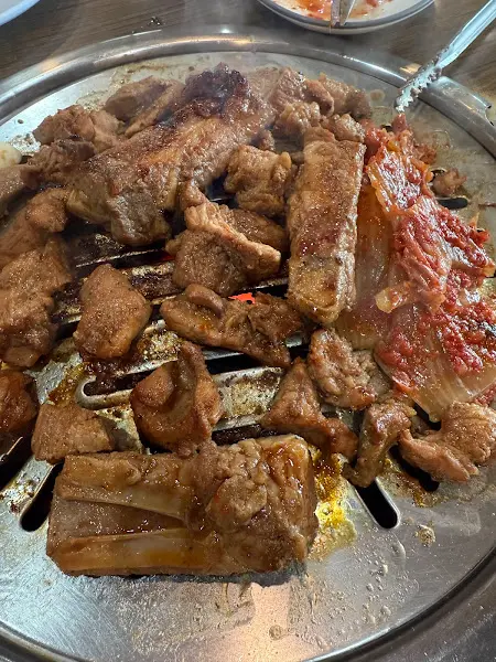 숯불 위에 구워지는 돼지갈비