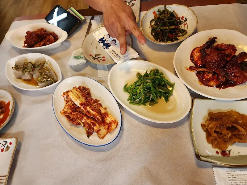 다채로운 반찬 구성