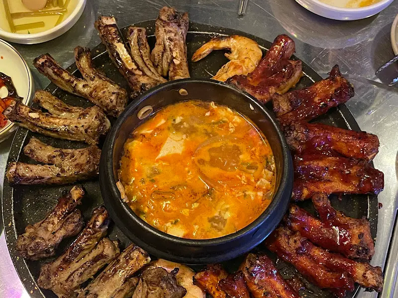 다양한 맛의 등갈비가 놓인 불판