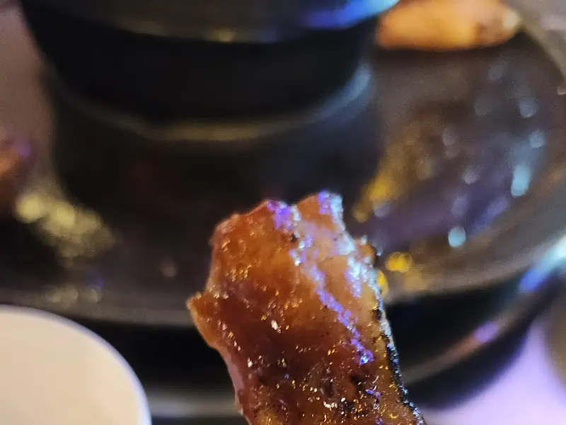 매콤한 양념이 발린 등갈비