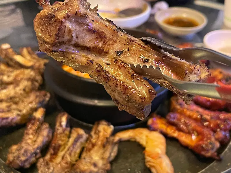 집게로 들어올린 등갈비