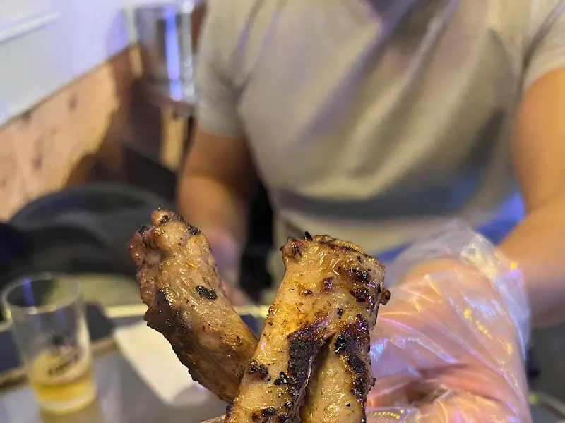 비닐 장갑을 끼고 등갈비를 뜯는 모습