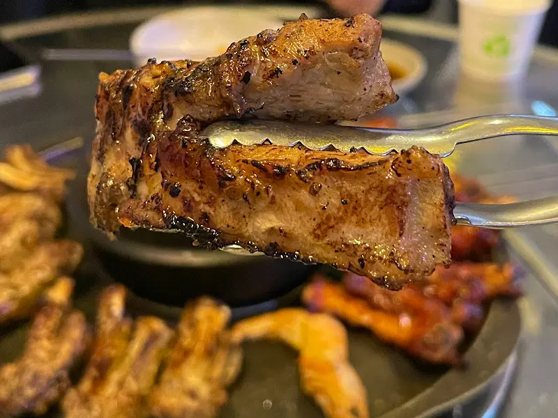 두툼한 살집을 자랑하는 등갈비