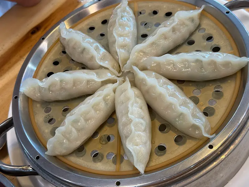 찜기에 담겨 나온 만두