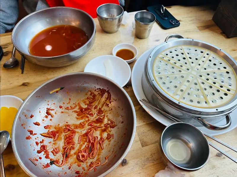 깨끗하게 비워진 밀면 그릇