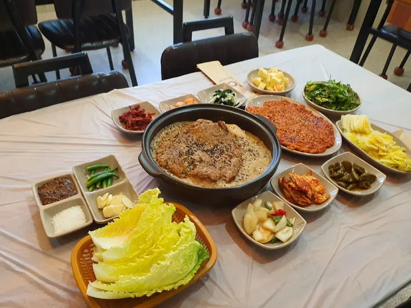 푸짐하게 차려진 누룽지불백숙 한 상 차림
