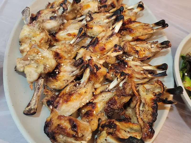 노릇노릇 구워진 닭날개 구이