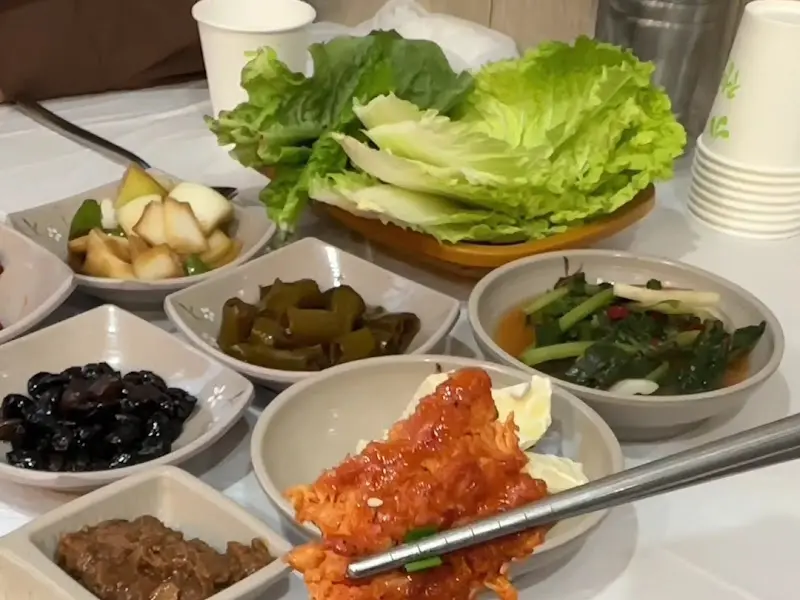 다양한 종류의 밑반찬들