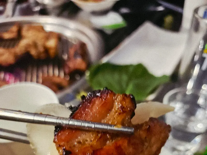 젓가락으로 집어올린 돼지갈비