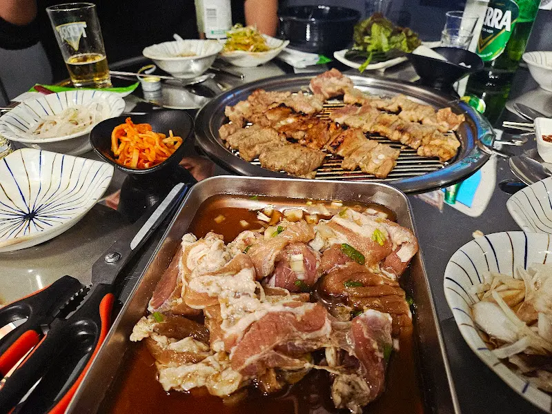 푸짐하게 차려진 테이블