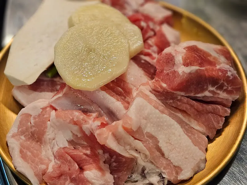 접시에 담긴 돼지갈비