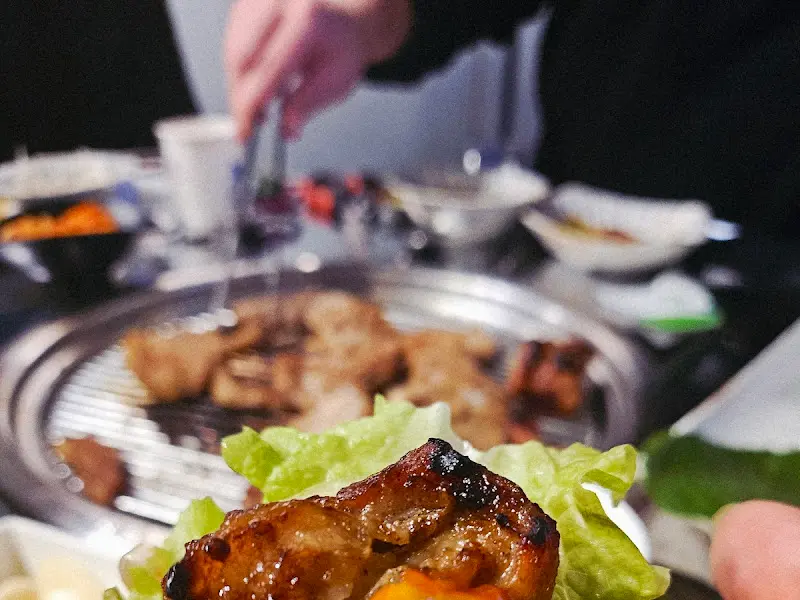 쌈을 싸서 먹는 모습