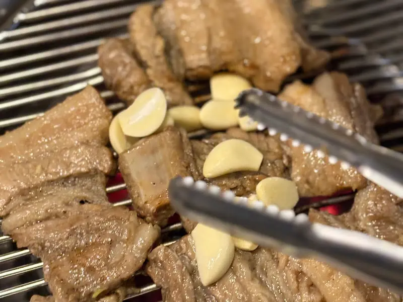 구워진 돼지갈비와 마늘