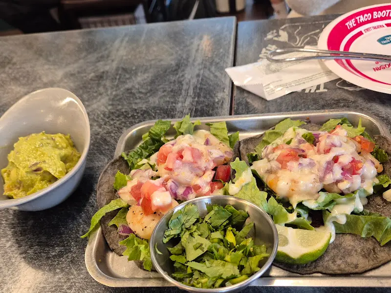 신선한 재료가 듬뿍 올려진 타코