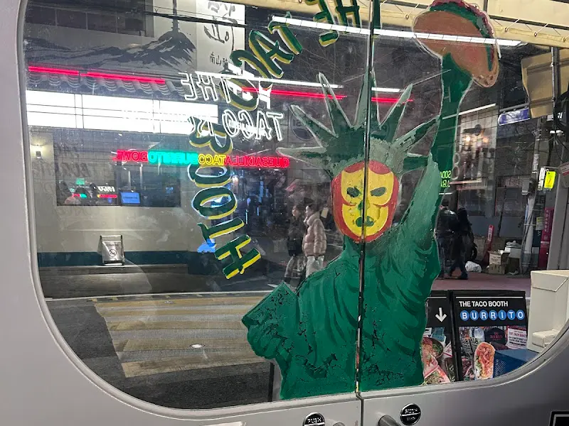 더타코부스 신용산점 유리창 장식