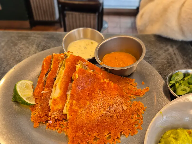 퀘사디아와 소스