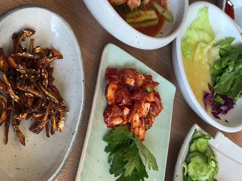 정갈하게 담겨 나온 밑반찬들